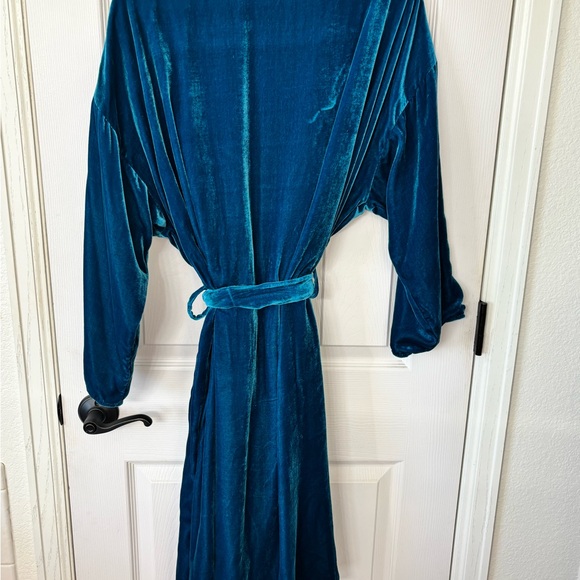 Luxurious Silk Velvet Kimono in Rich Teal - Picture 4 of 5